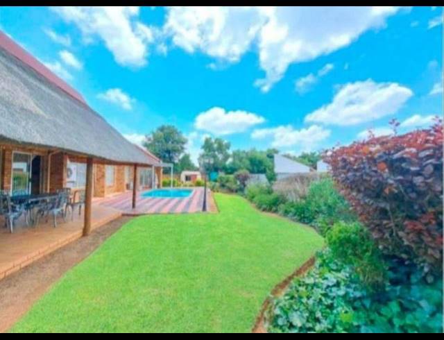 5 BEDROOM HOUSE FOR SALE IN MMABATHO UNIT 6
